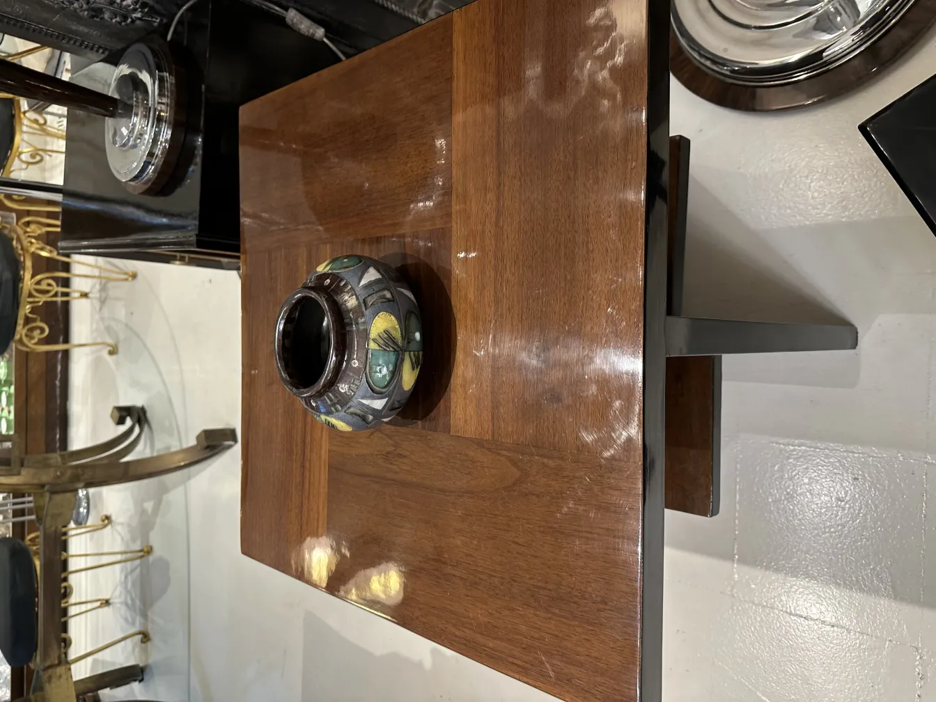 Vase en céramique ancienne avec un design décoratif sur une table