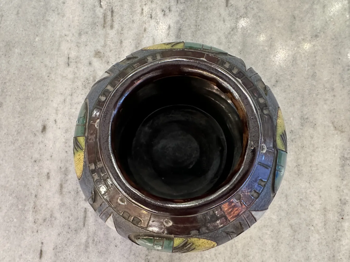 Vaso antigo de cerâmica com decoração colorida