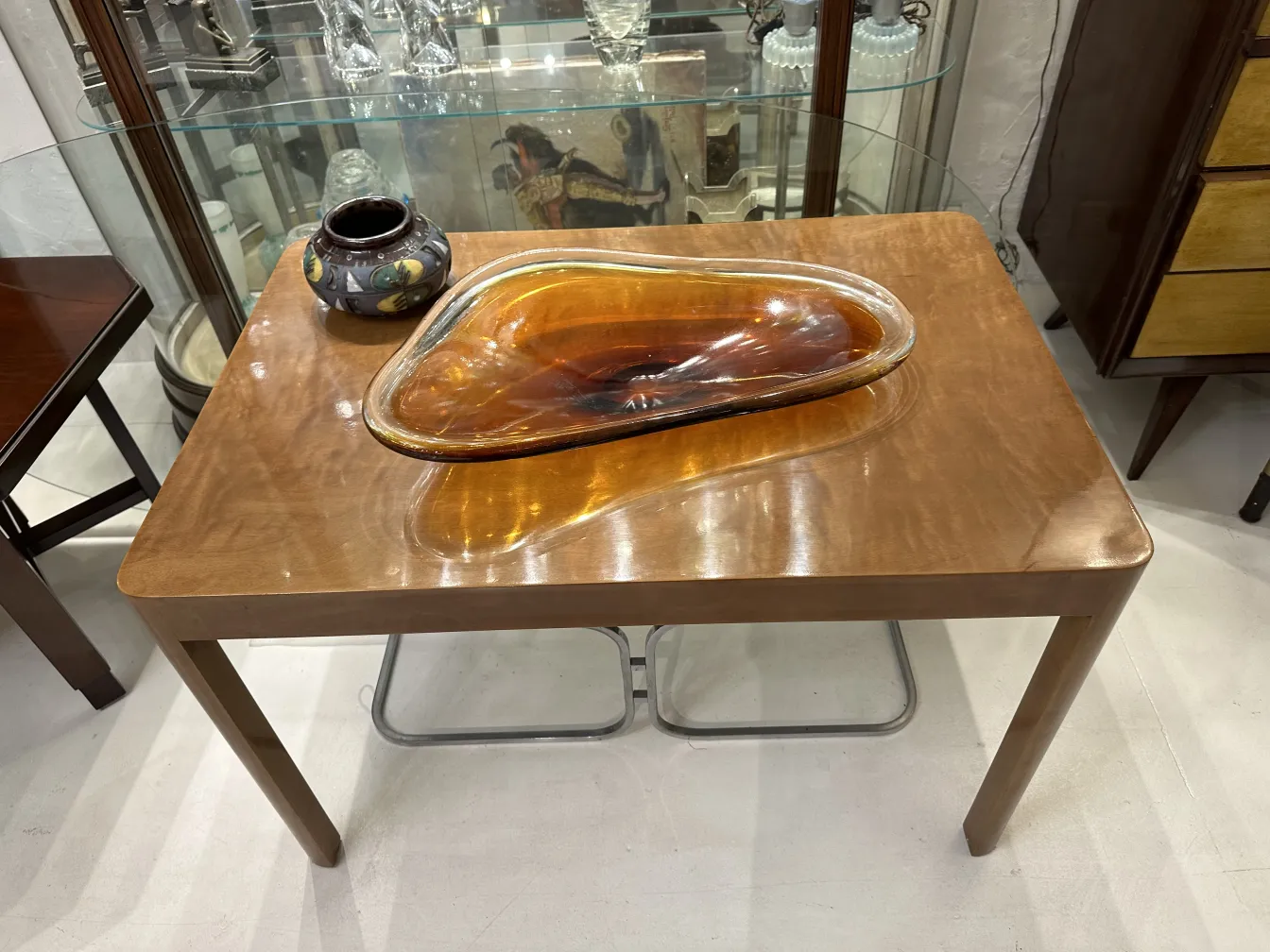 Cerâmica antiga decorativa com formas estilizadas