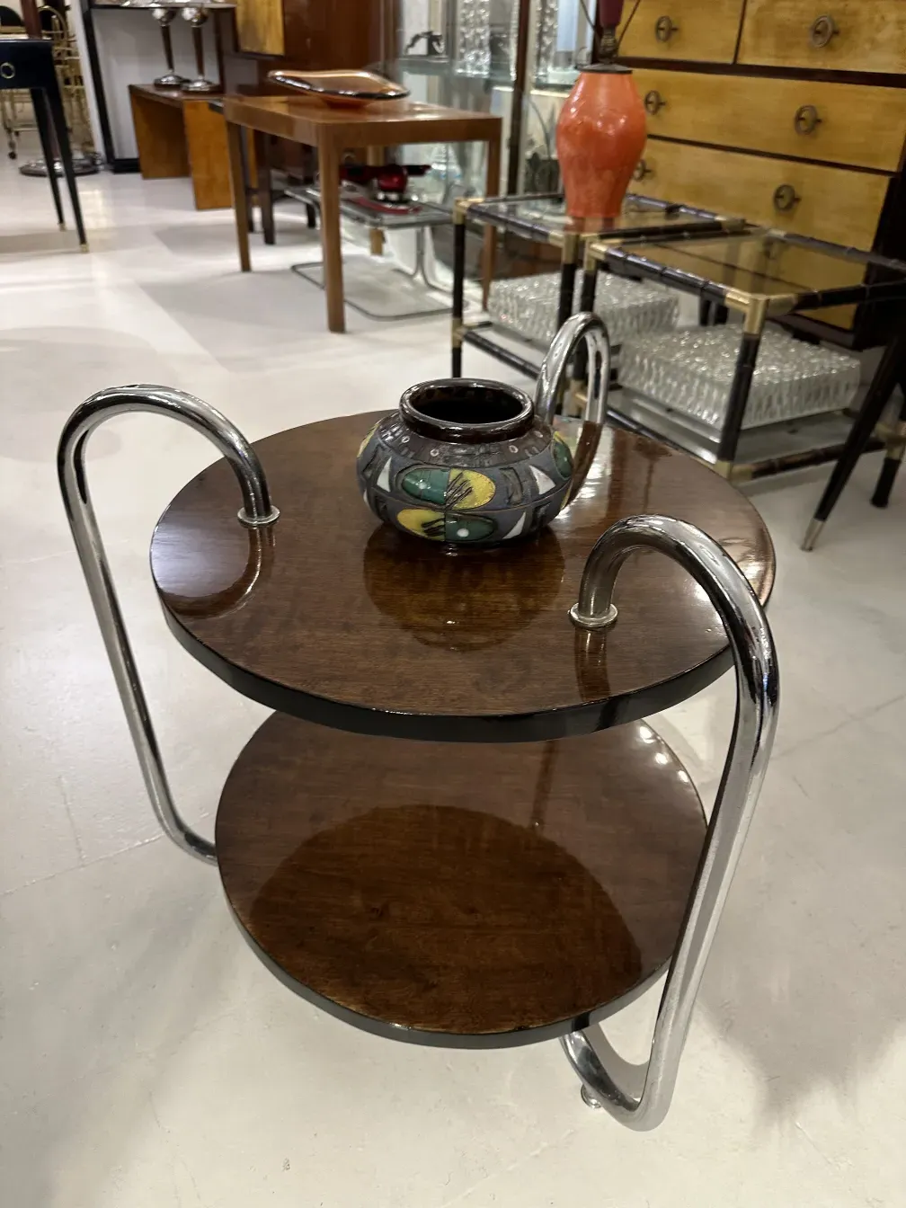 Cerámica antigua con colores y formas distintivas sobre una mesa.