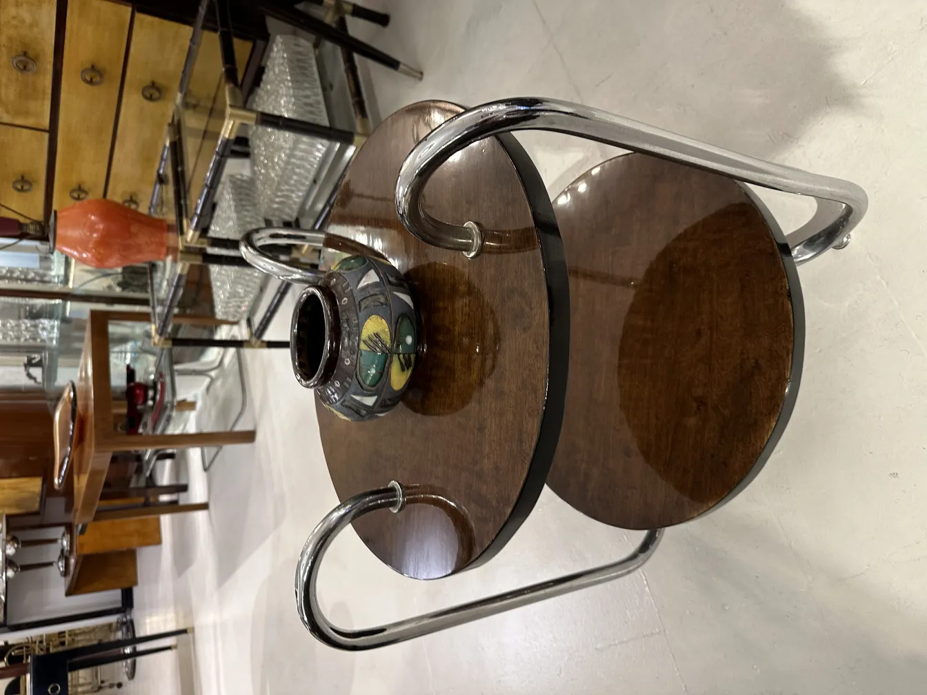 Jarrón de cerámica antigua decorativo en mesa de madera