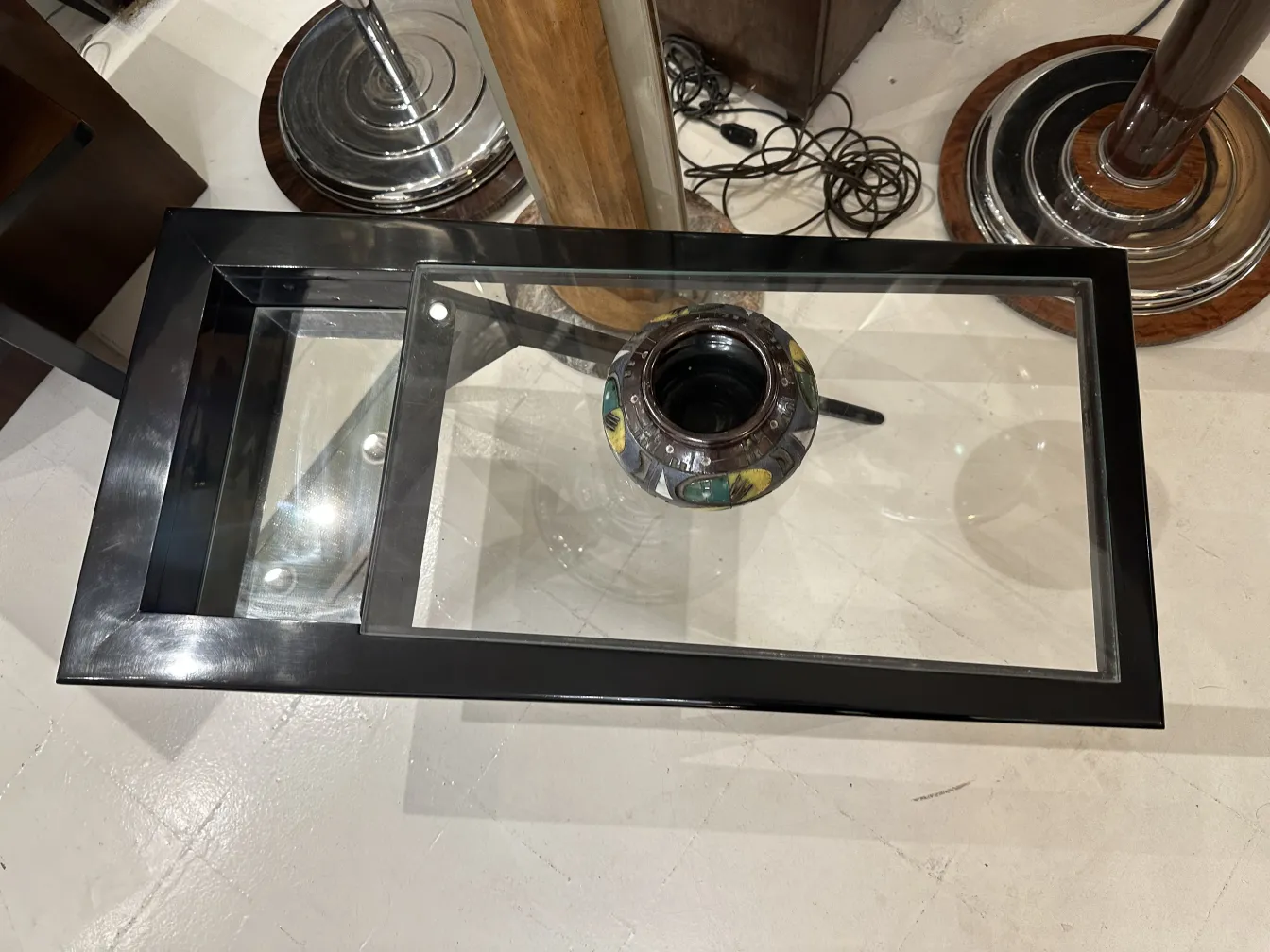 Antike dekorative Keramik mit lebhaften Farben auf Glas.