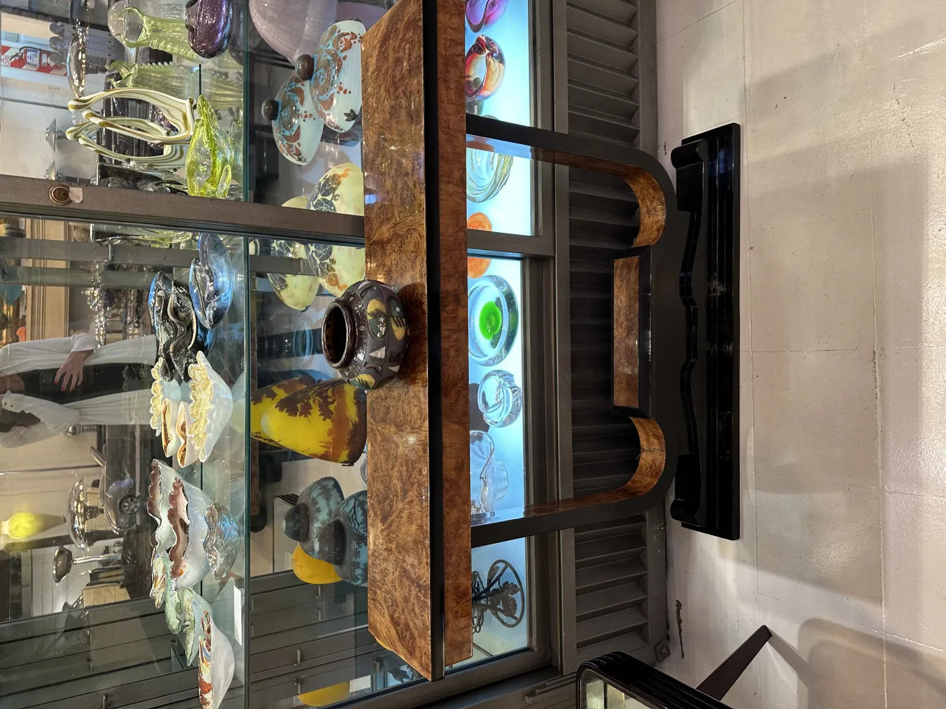 Cerâmica antiga com detalhes decorativos em uma vitrine.