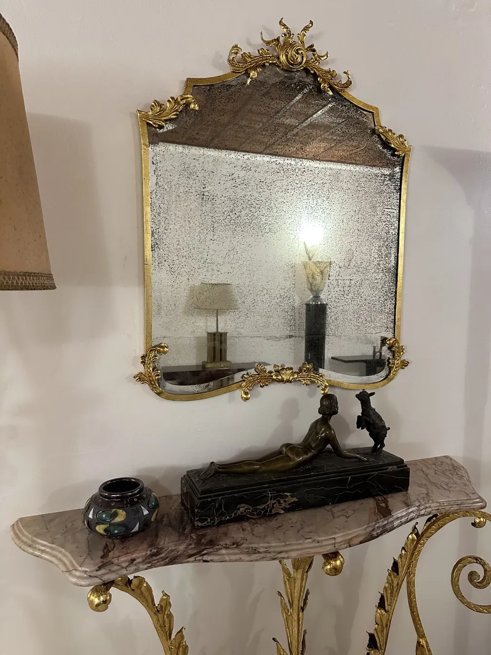 Miroir ancien avec cadre doré, décoration élégante.