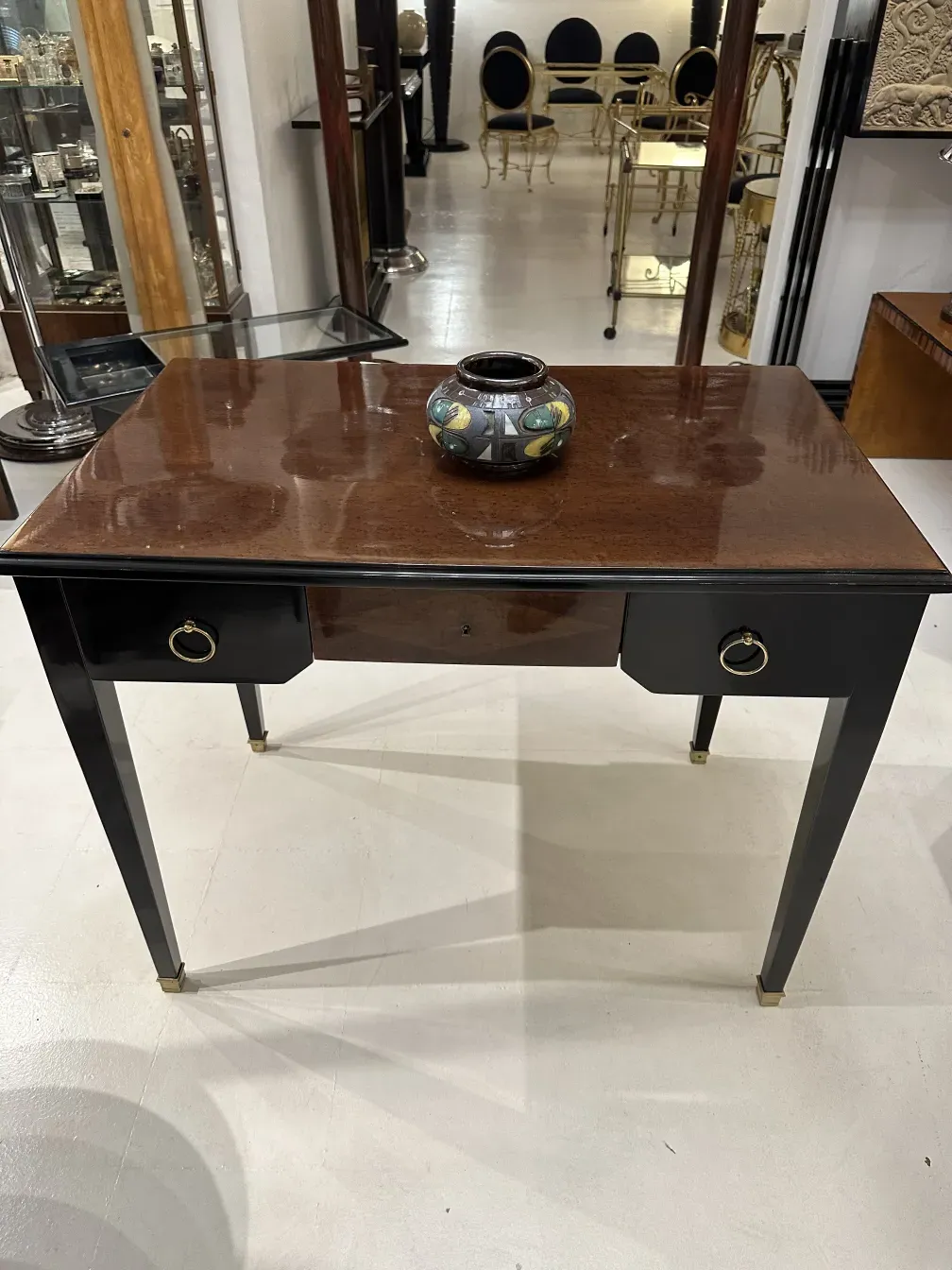 Cerámica antigua con decoración colorida sobre mesa negra