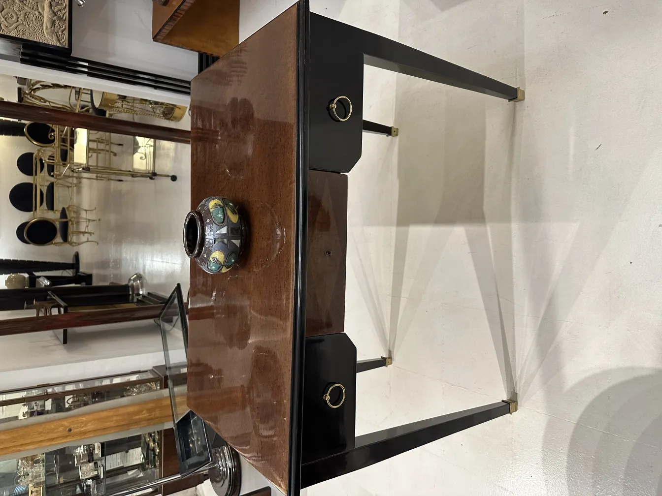 vase in ceramica antica con colori vivaci su un tavolo