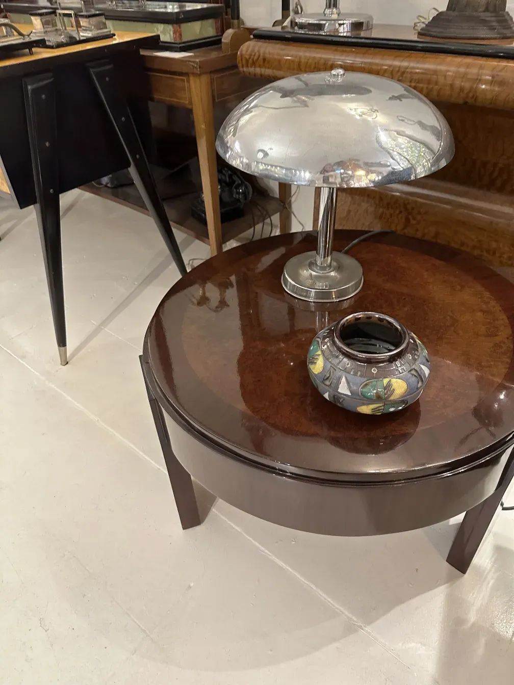 Антикварная декоративная керамика с цветными узорами на столе.