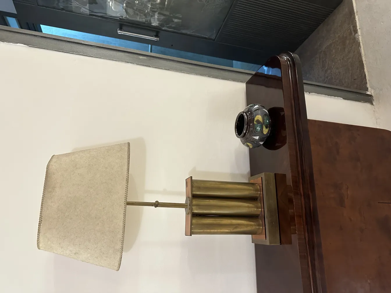 Elegante cerâmica antiga com detalhes decorativos variados em uma mesa de madeira.