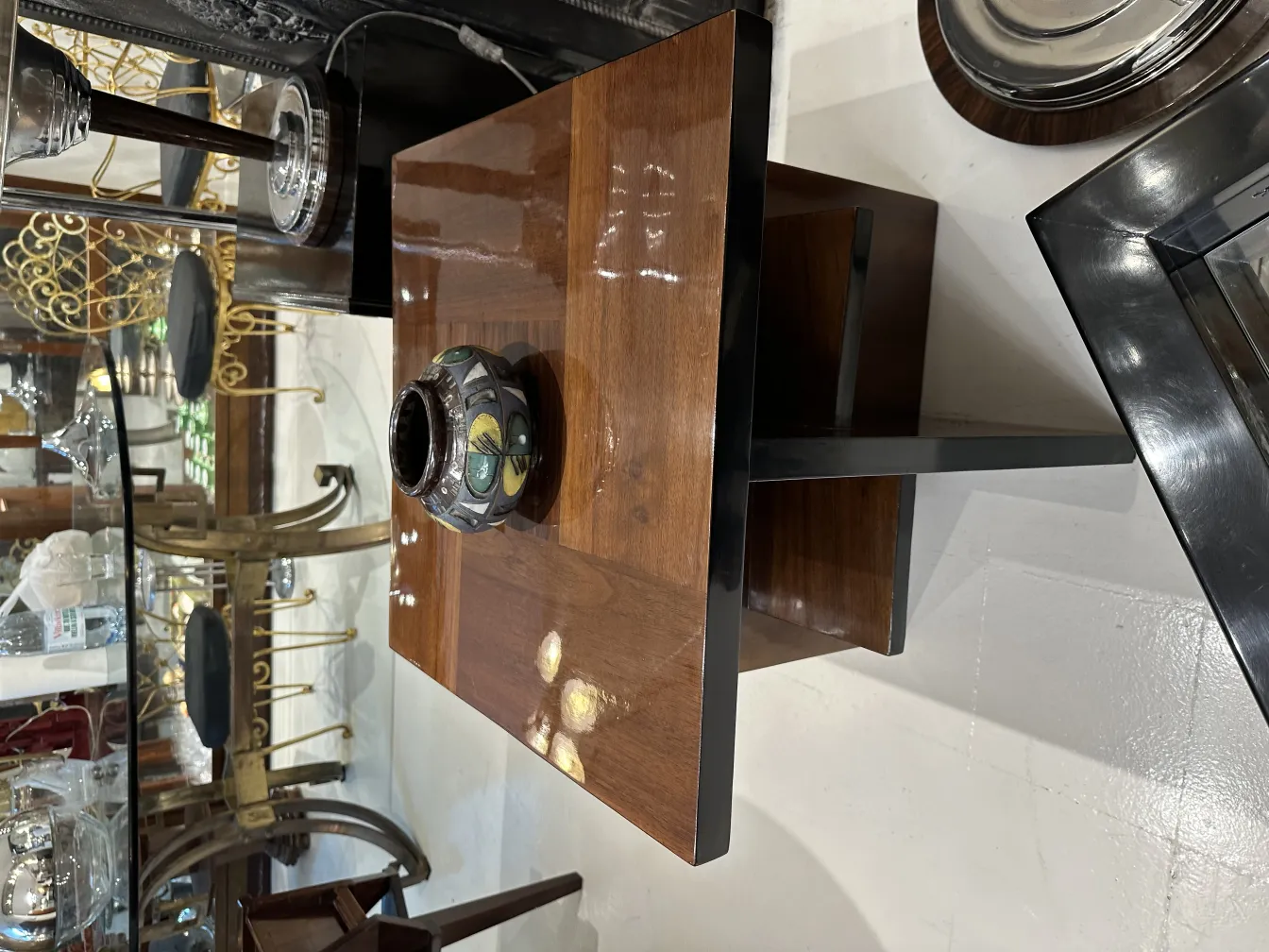 Vaso di ceramica antica su un tavolo di legno, decorazioni visibili.