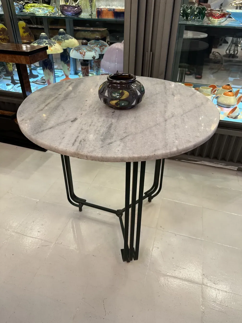 Jarrón antiguo de cerámica decorativa en mesa redonda