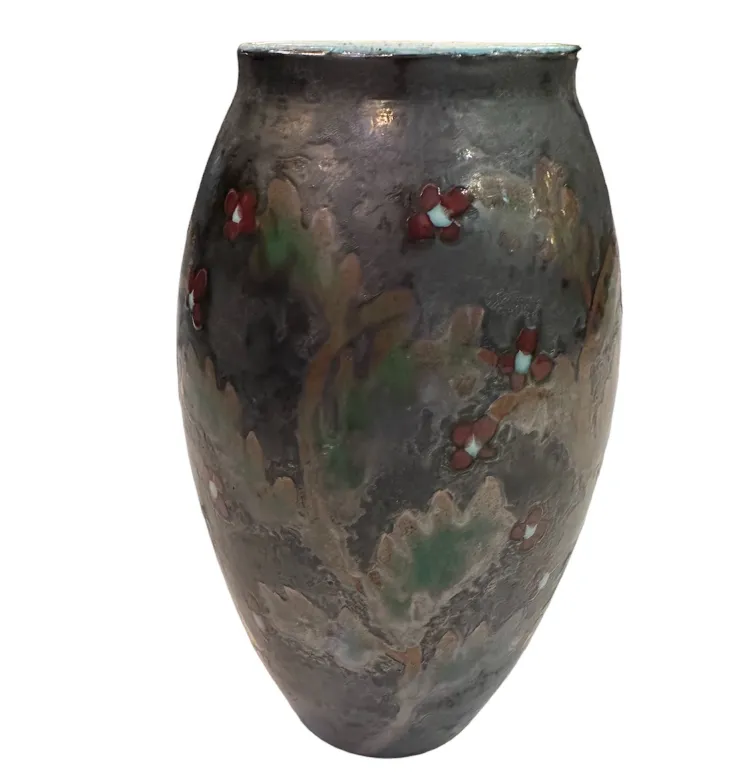 ダークフローラルデザインの古代陶器の花瓶。