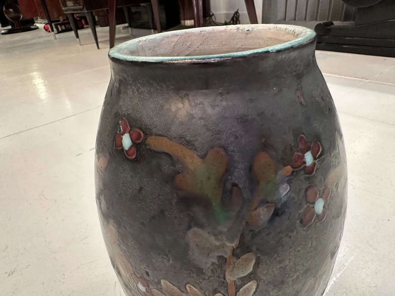 Antiga cerâmica decorada com flores, estilo único.