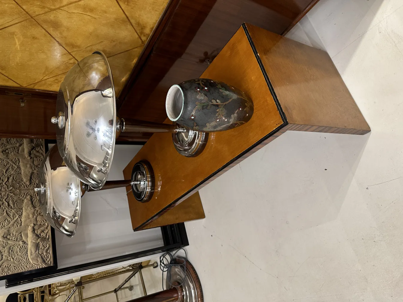 Vaso de cerâmica antiga com detalhes decorativos em um ambiente elegante