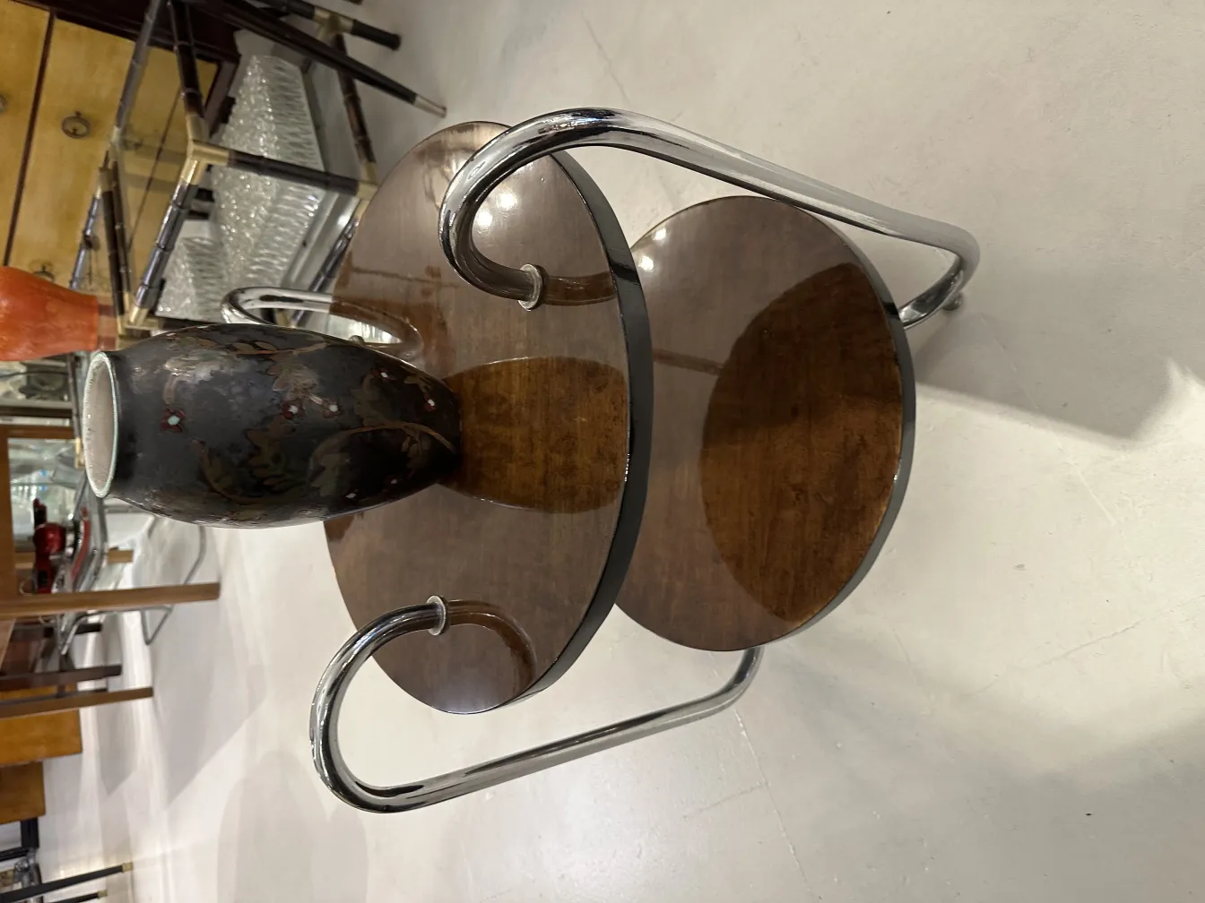 Vase antiguo de cerámica decorado en tonos oscuros