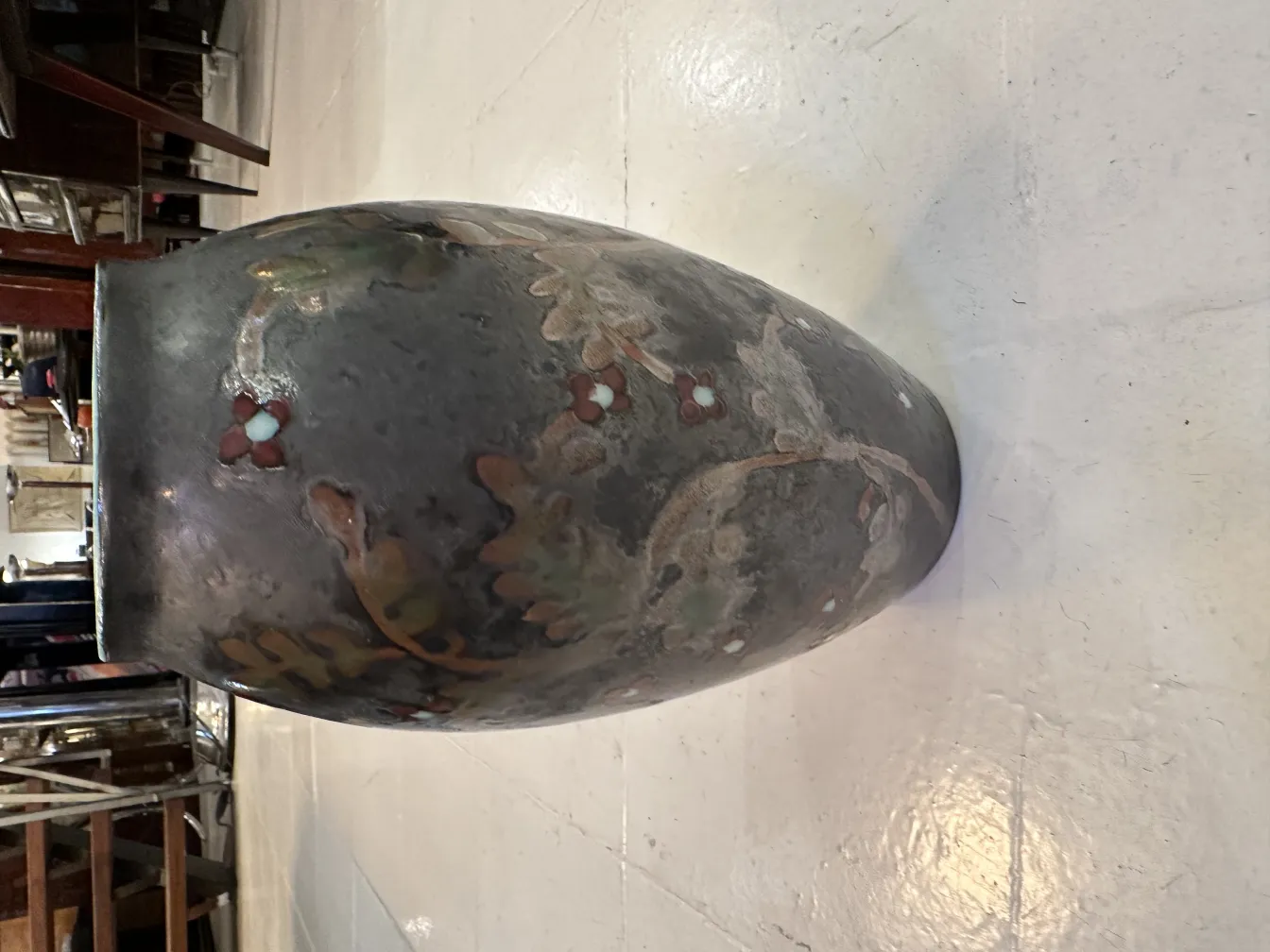 Vase en céramique ancienne avec des décorations florales