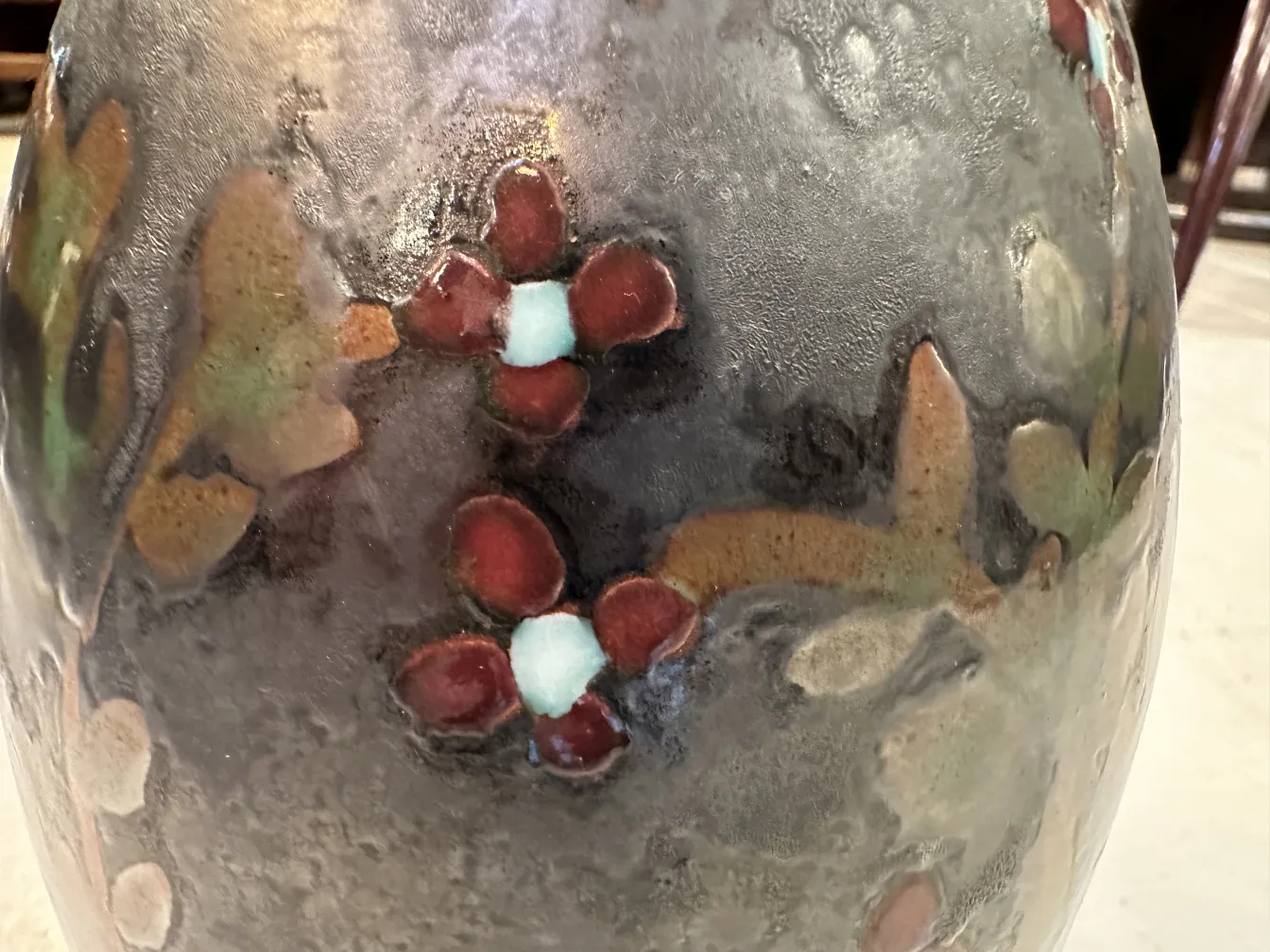 Vase en céramique ancienne avec des motifs floraux colorés