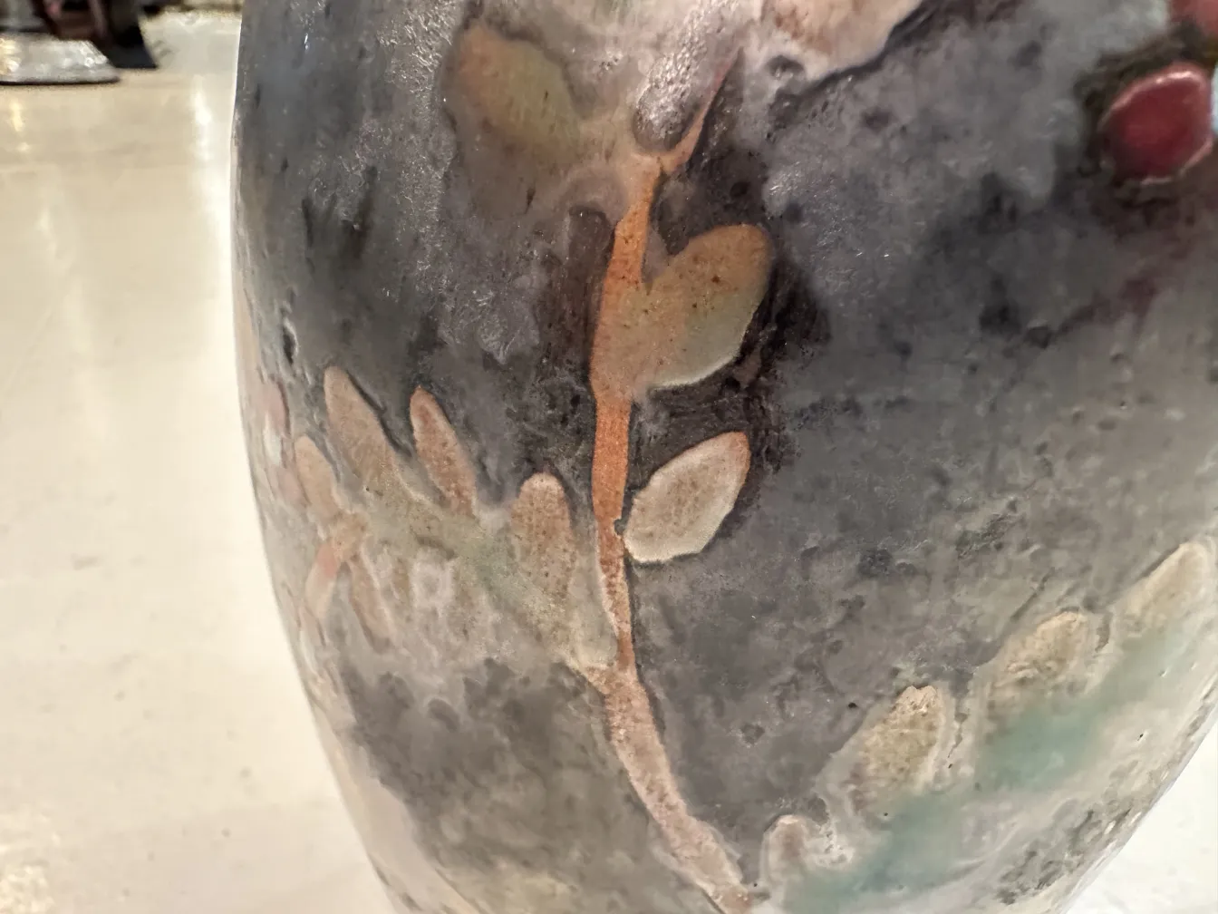 古代の陶器、花模様と上品な仕上げ。