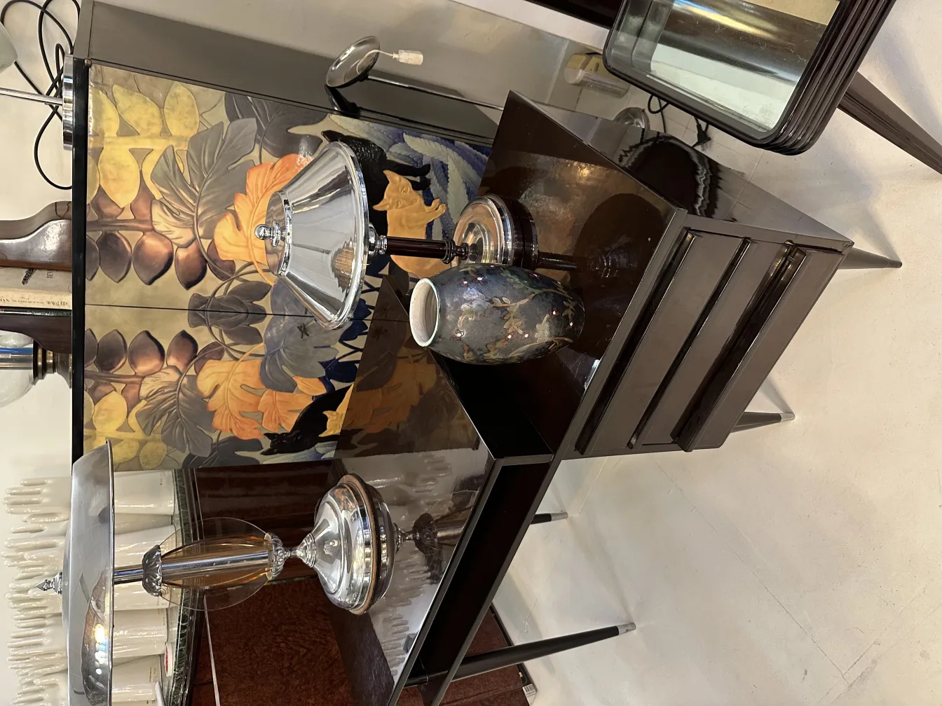 Antiga cerâmica decorativa em um ambiente elegante