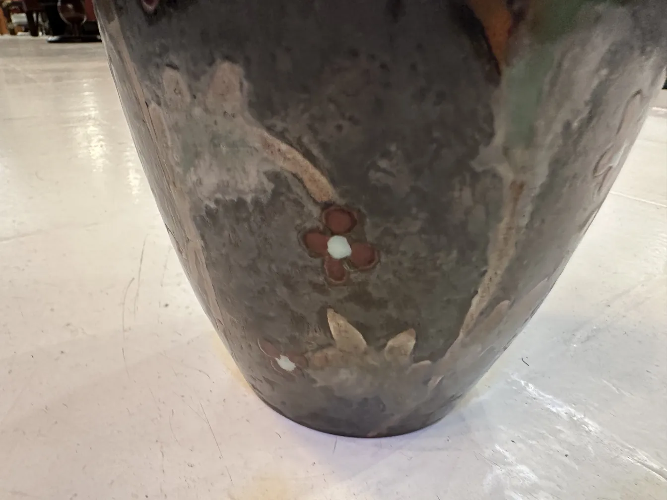 优雅的古董陶瓷，上面装饰着花卉，经典氛围。