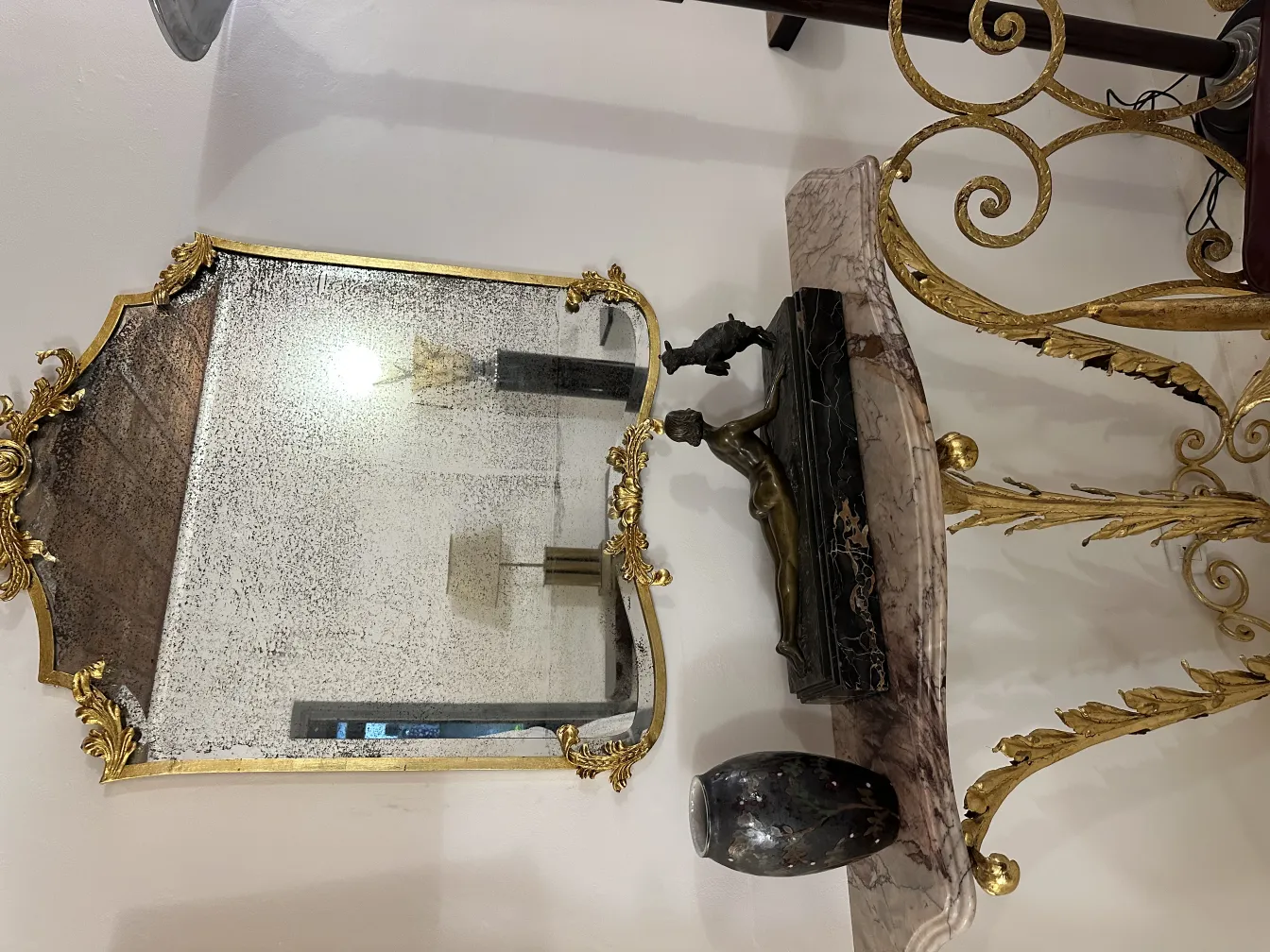 金のフレームと飾り用陶器を持つ古い鏡