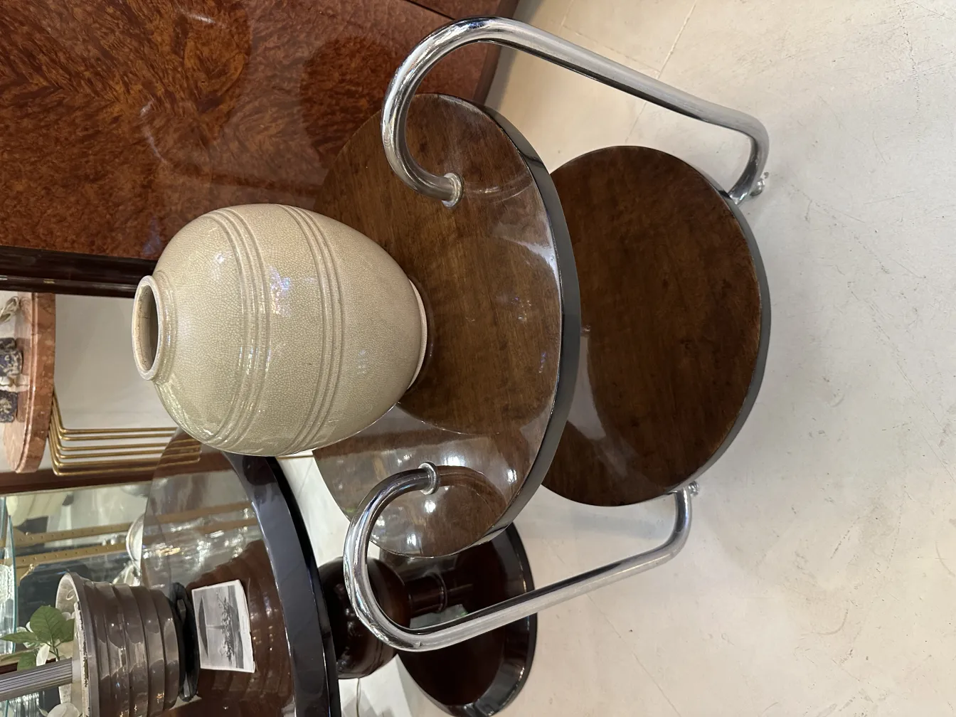 Vaso in ceramica antica su tavolo di legno