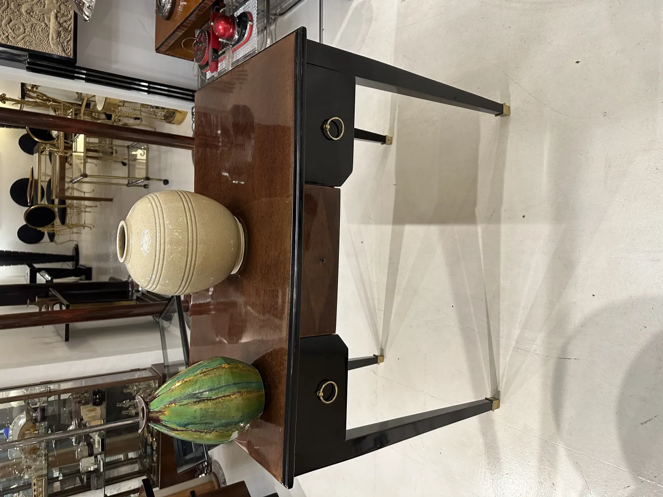 antike Keramikvase mit elegantem Design auf dem Tisch