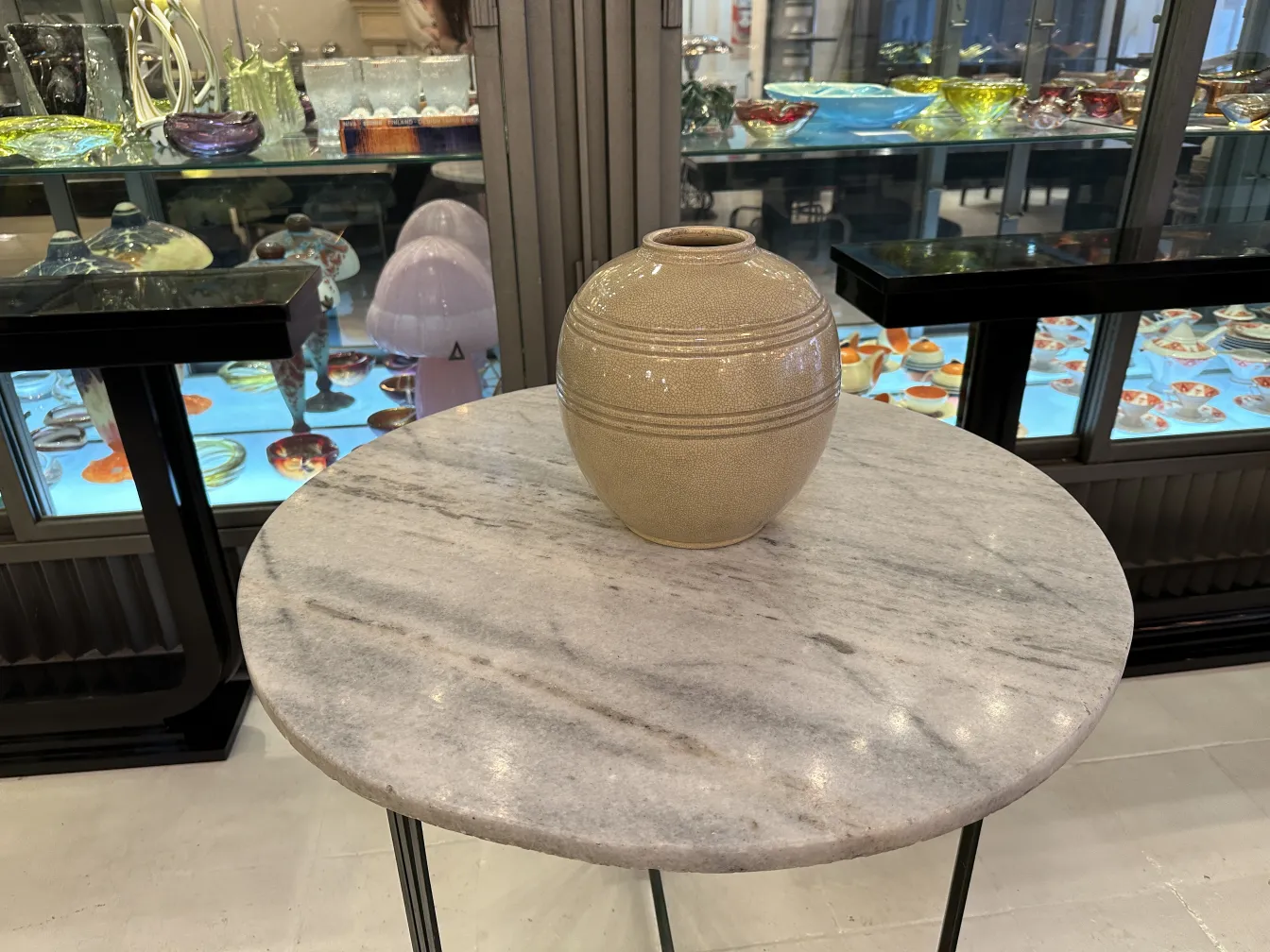 Cerâmica decorativa antiga em uma mesa de mármore