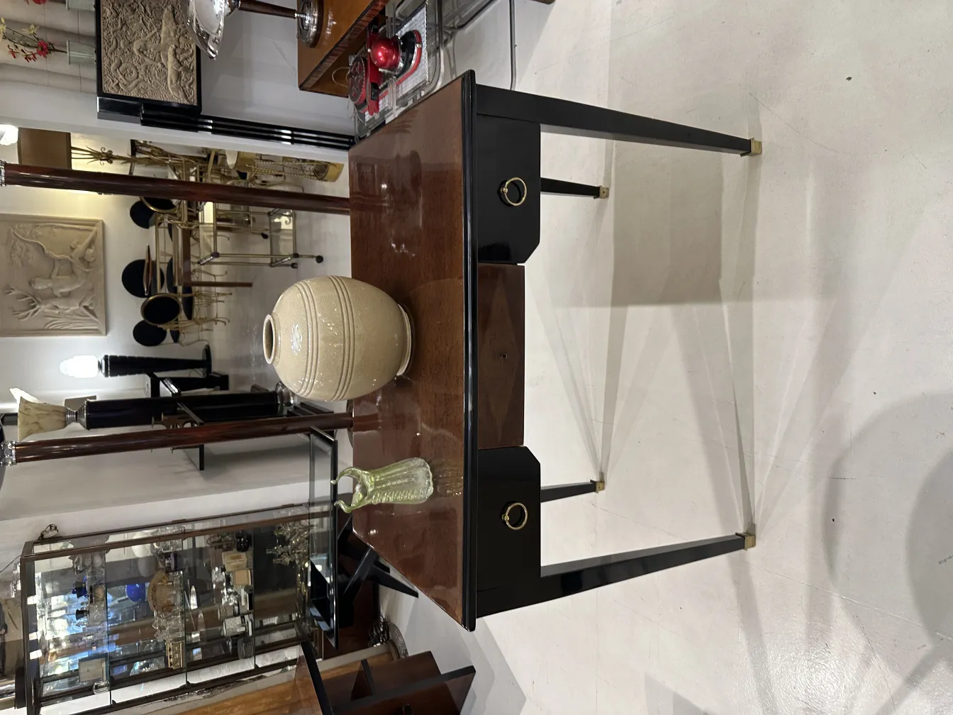 Vase en céramique ancienne avec des détails uniques dans un cadre élégant