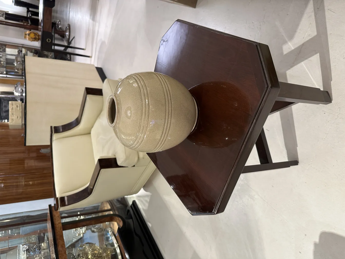 Vase en céramique ancienne sur une table élégante avec chaises