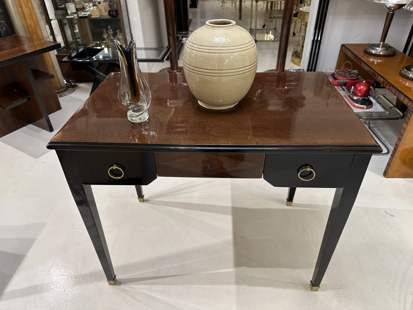 Antiker Keramikvasen auf einem eleganten Tisch.