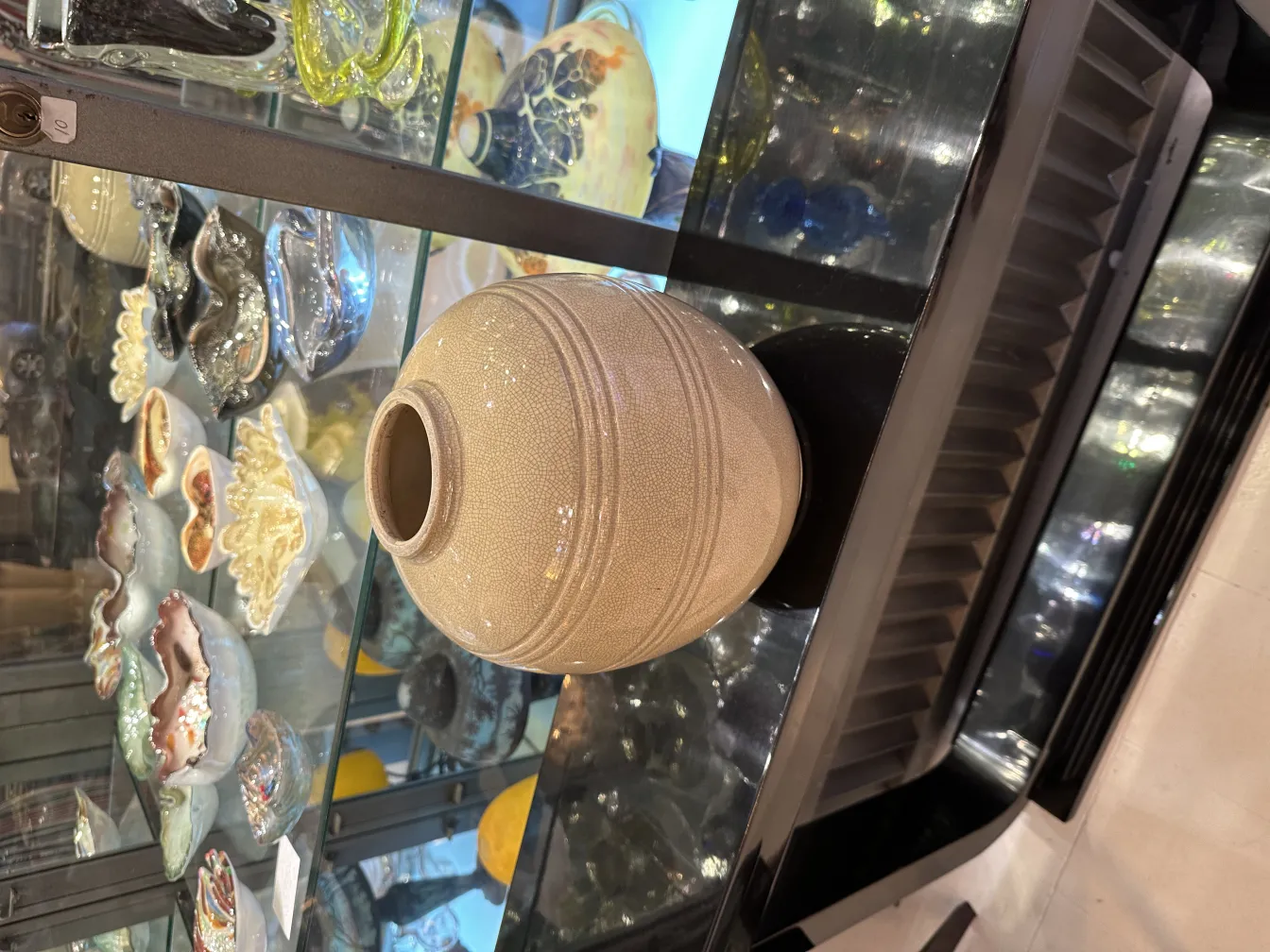 Vaso de cerâmica antiga com textura sutil