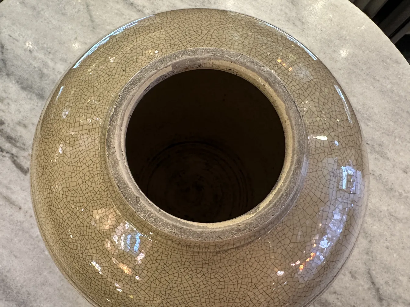 Antiker Keramikvase mit elegantem Craquelé auf Marmor.