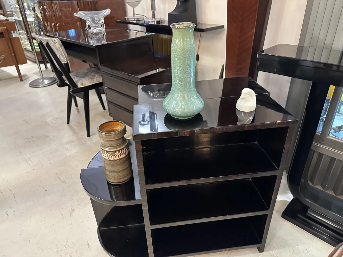 Vaso ceramico antico verde in un ambiente elegante