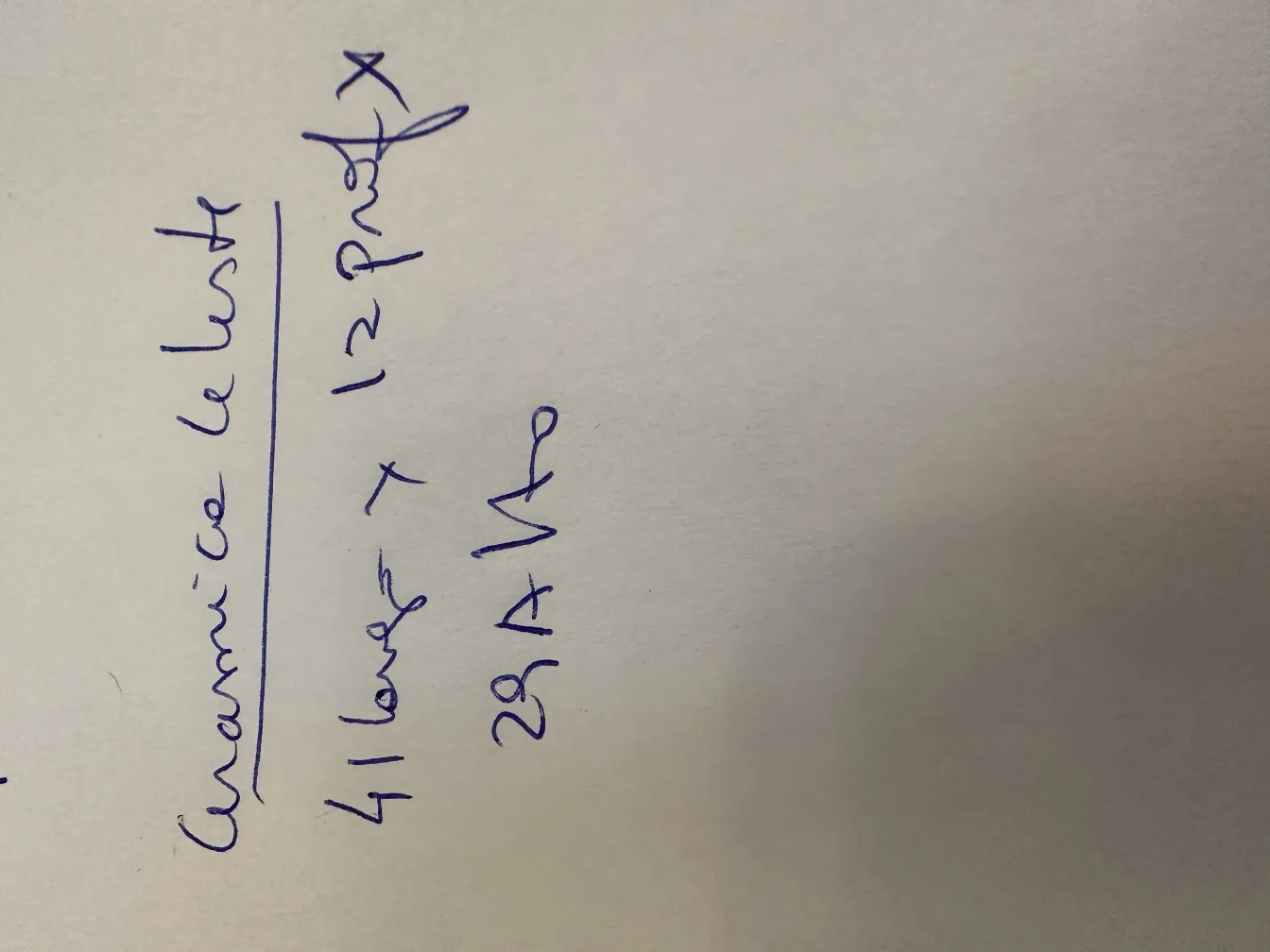 प्राचीन मिट्टी के पात्र, हस्तनिर्मित विवरण, न्यूनतम पृष्ठभूमि।