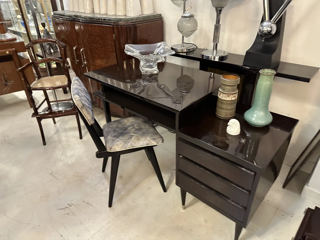 Vista de cerámica antigua en un ambiente vintage con muebles