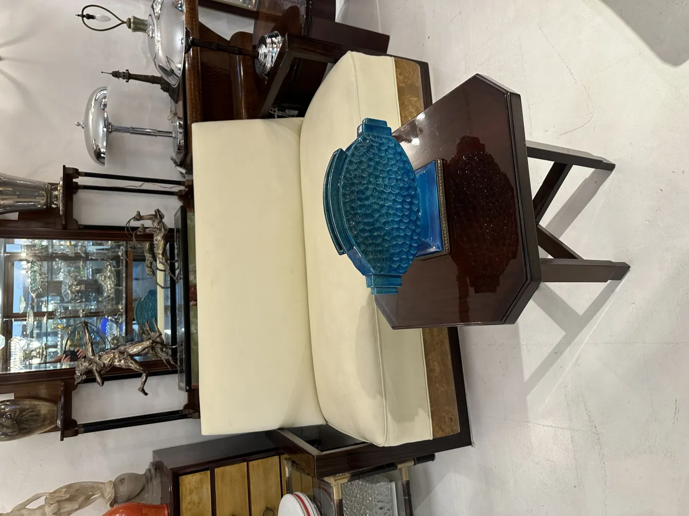 jarrón de cerámica antigua, azul, decorativo, sobre mesa