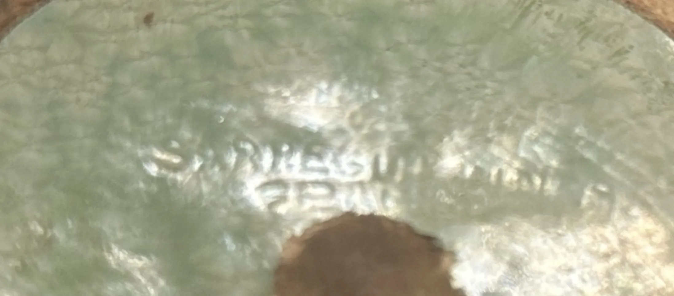 Cerámica antigua decorada con grabados y detalles interesantes