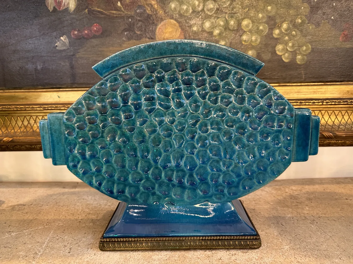 Antigua cerámica azul decorativa con textura única en un entorno clásico