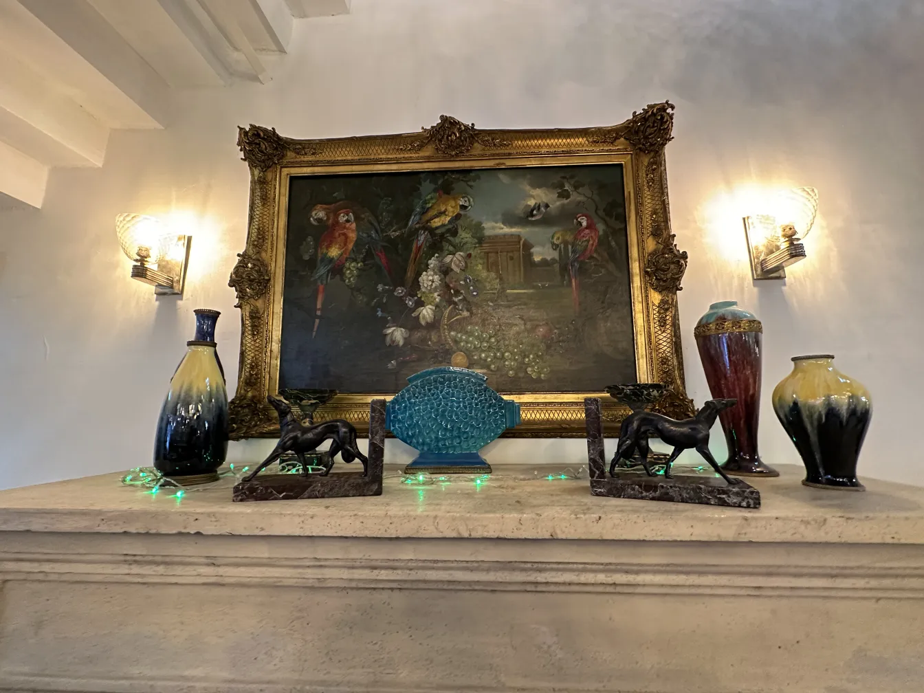 Cerâmica antiga decorativa com flores, em um ambiente elegante.