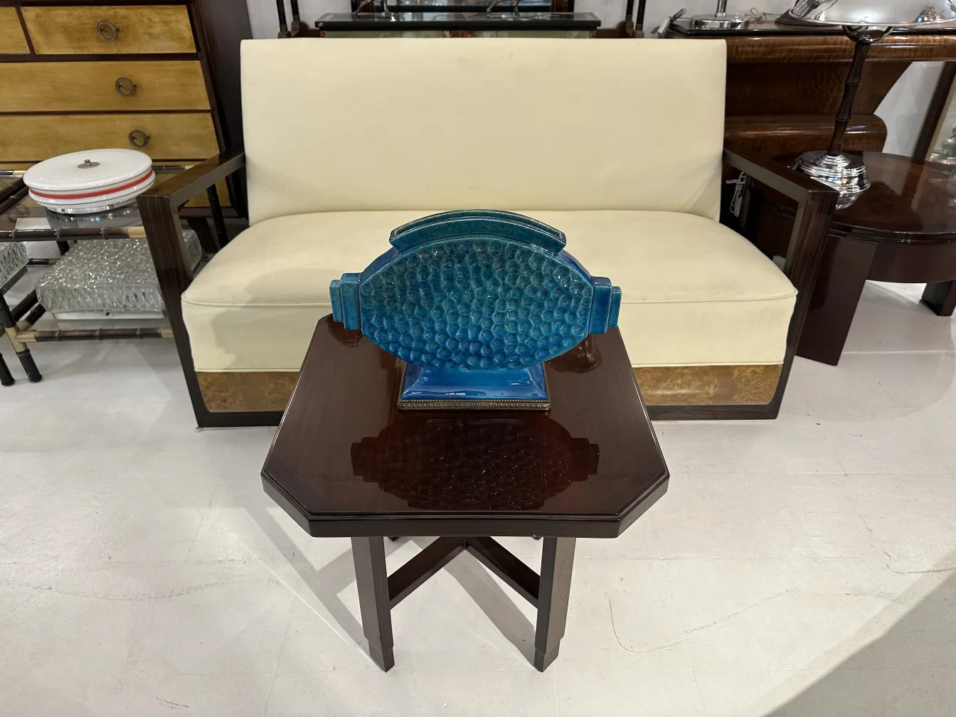 Céramique ancienne bleue de forme ovale sur une table.