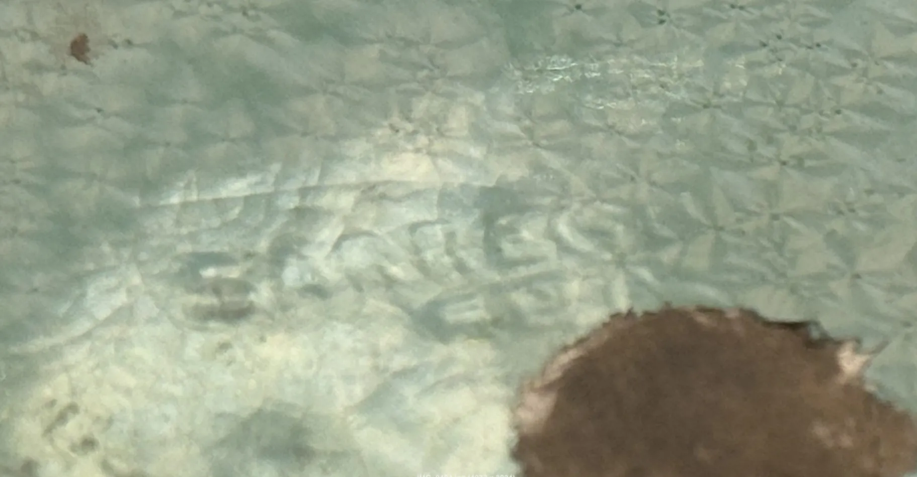 प्राचीन मिट्टी के पात्र में अद्वितीय विवरण और विशिष्ट बनावट