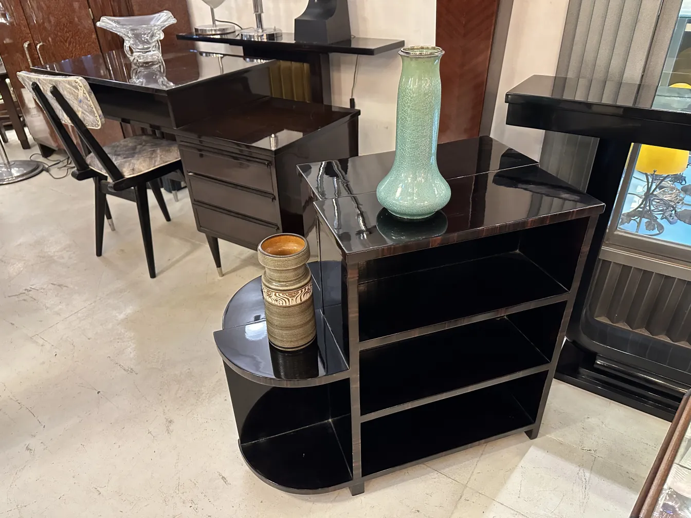 Antike Keramikvase in eleganter Dekoration