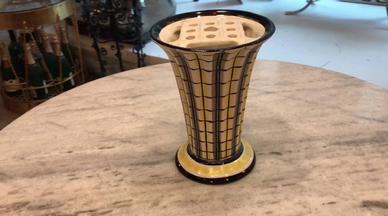 Vaso di ceramica antica con design geometrico giallo e nero