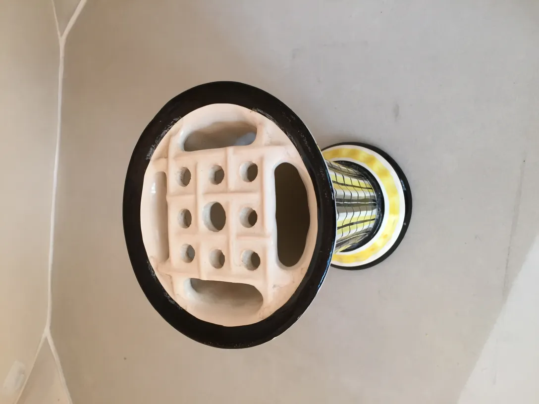 ユニークな詳細を持つ古い装飾的な陶器