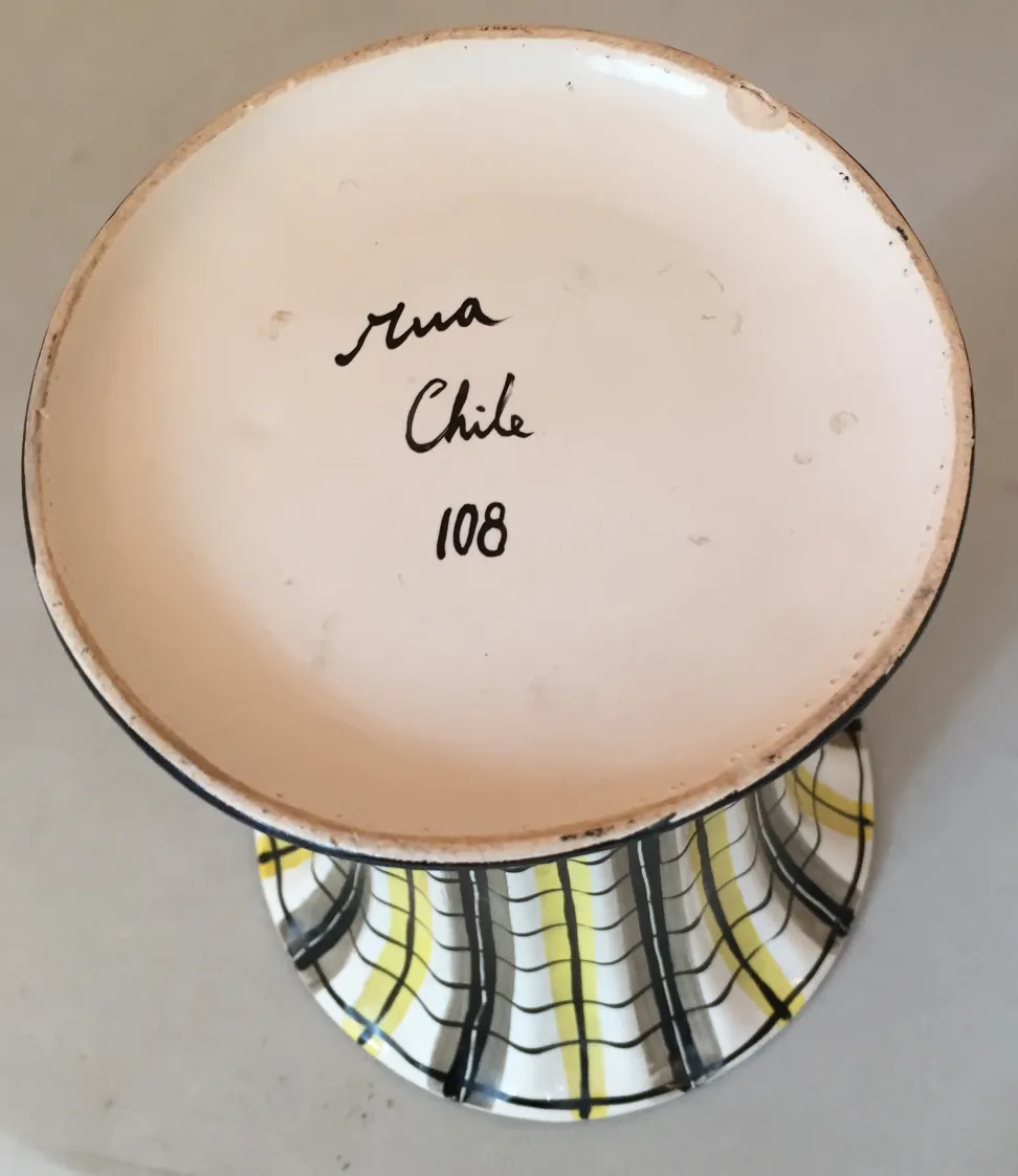 Piatto di ceramica antica con design a righe gialle e nere