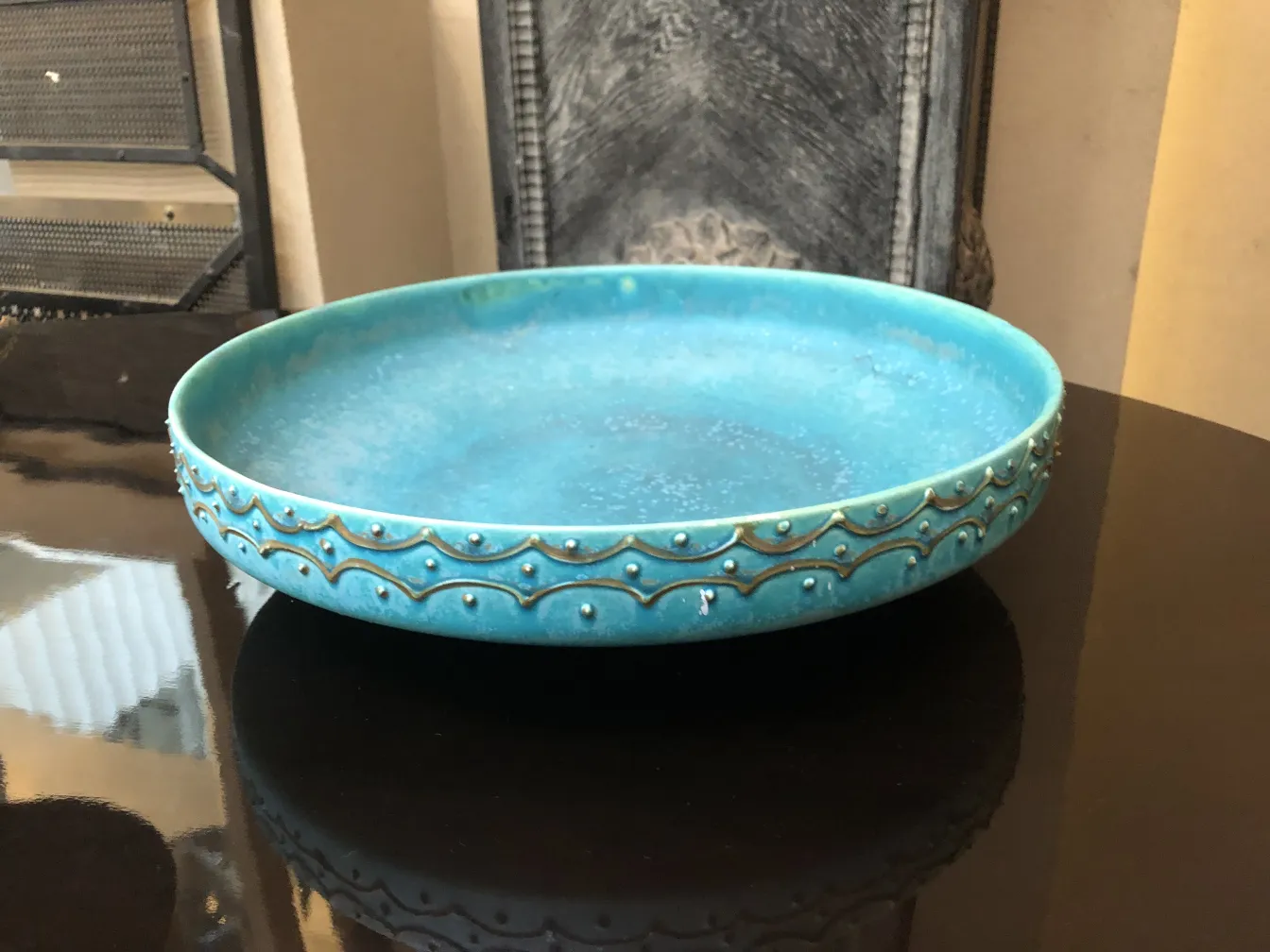 Piatto antico blu con design in rilievo, atmosfera elegante.