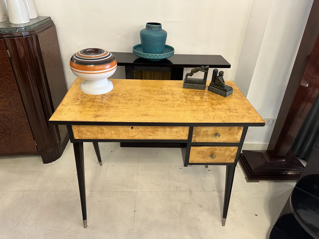 Céramique ancienne décorative avec des couleurs vives dans un cadre élégant.