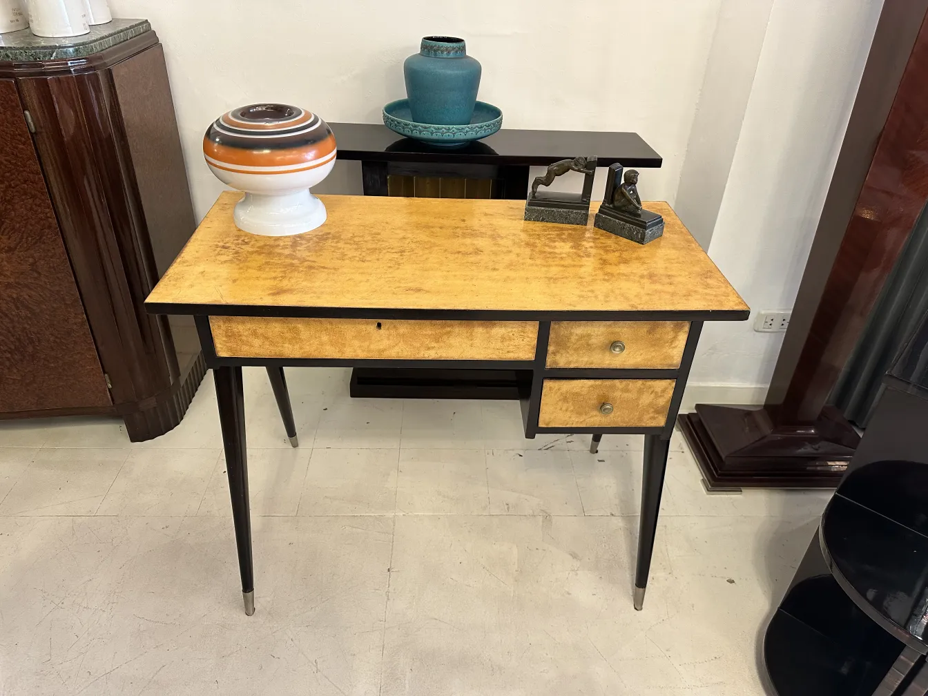 Table avec céramique ancienne et objets décoratifs