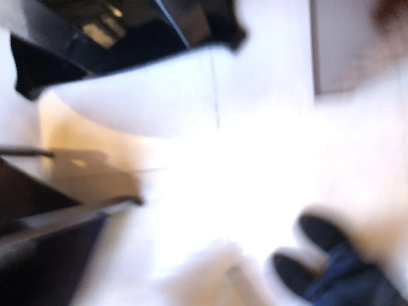 Vista sfocata di ceramica antica in un ambiente accogliente.