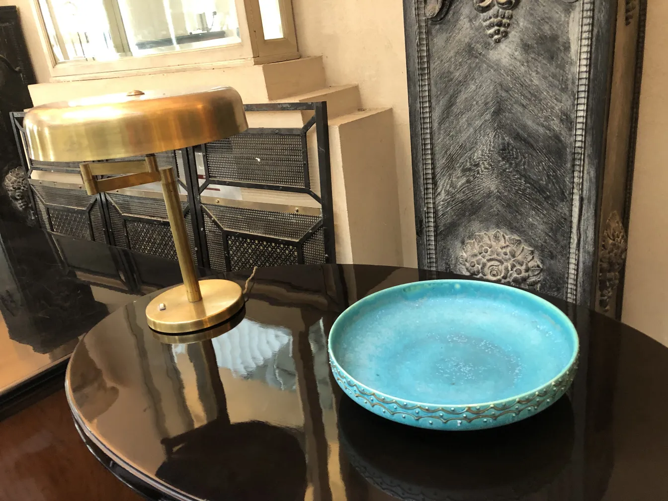 Dekorativer blauer Keramikteller auf elegantem Tisch